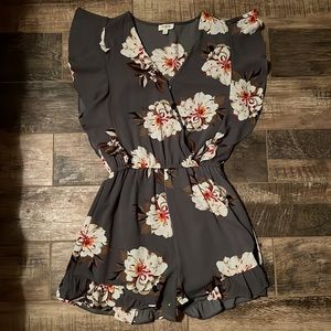 Umgee USA romper floral- grey with white flowers